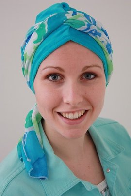 1. Sjaaltje 2x om het hoofd met een knoop in de nek 1. Sjaaltje 2x om het hoofd met een knoop in de nek