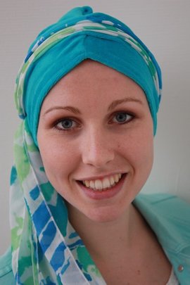 2. Sjaaltje 1x om het hoofd met een knoop naast het oor 2. Sjaaltje 1x om het hoofd met een knoop naast het oor