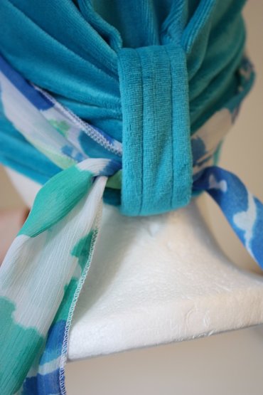 Stap 4: Maak de sjaal vast met een knoop. Stap 4: Maak de sjaal vast met een knoop.