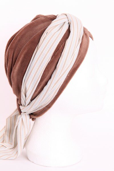 MB16/Midden bruin Licht blauw streepje